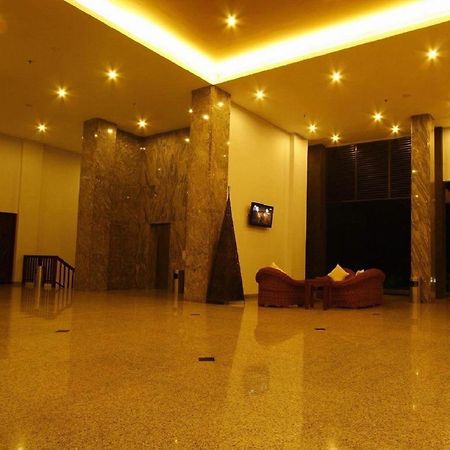 Laprima Hotel Лабуан-Бахо Экстерьер фото