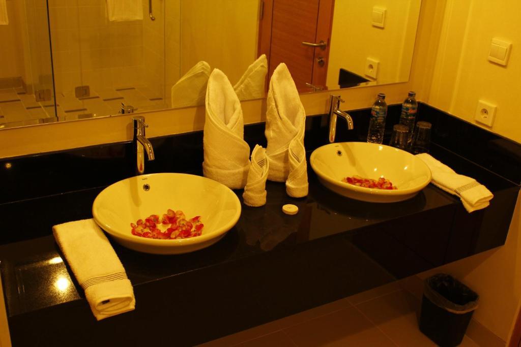 Laprima Hotel Лабуан-Бахо Экстерьер фото