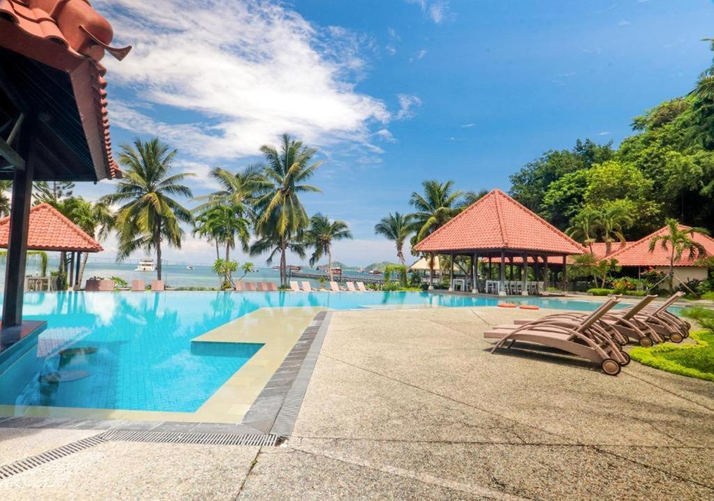Laprima Hotel Лабуан-Бахо Экстерьер фото