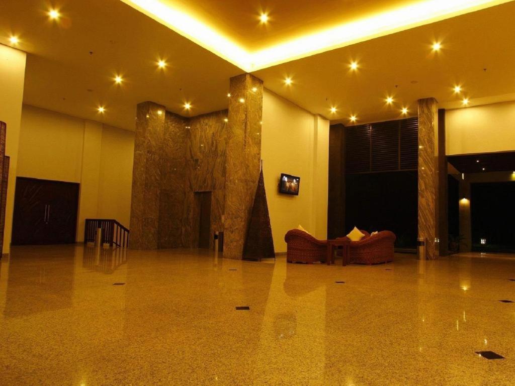 Laprima Hotel Лабуан-Бахо Экстерьер фото