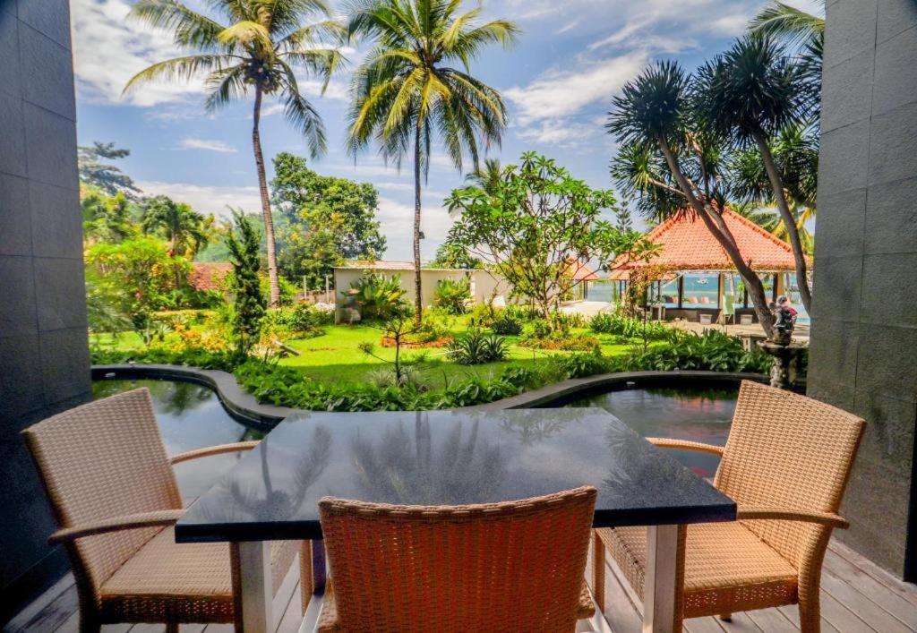 Laprima Hotel Лабуан-Бахо Экстерьер фото