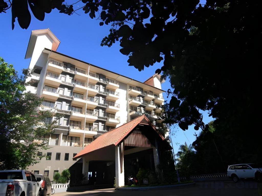 Laprima Hotel Лабуан-Бахо Экстерьер фото