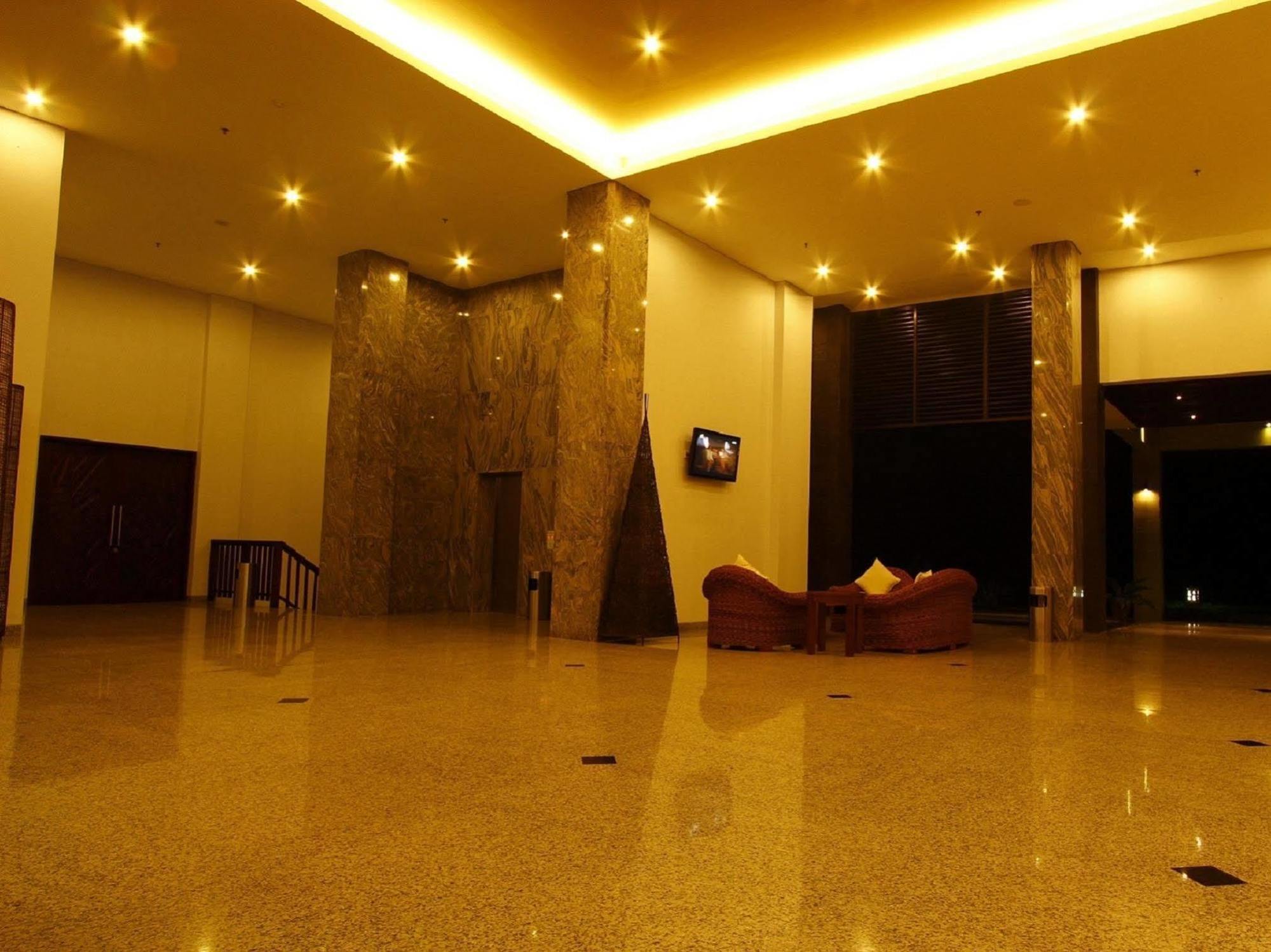 Laprima Hotel Лабуан-Бахо Экстерьер фото